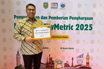 Wako Hendri Arnis terima penghargaan pada ajang Universitas Indonesia Green City Metric 2025
