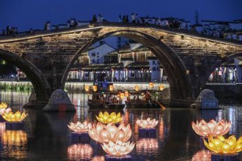 Menikmati wisata perahu malam dengan gemerlap lampion di Hangzhou