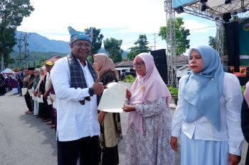 Di momen peringatan HUT Pasaman ke-80, Kantor Pertanahan Pasaman serahkan sertipikat PTSL Tahun 2025