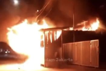 Kebakaran rumah makan di Jakarta Barat, 10 unit pemadam dikerahkan