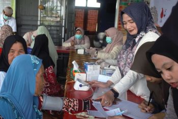 PLN Kalselteng menggelar Medical Check Up Gratis dan bagikan sembako bagi lansia