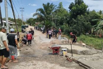 Warga Palangka Raya gotong royong perbaikan jalan wujud semangat isi kemerdekaan RI