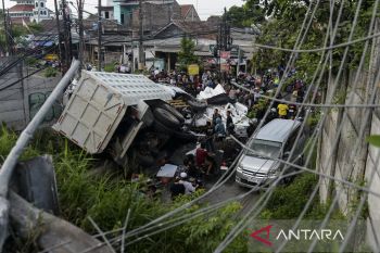 Kecelakaan truk terjun dari ruas tol Tangerang-Merak
