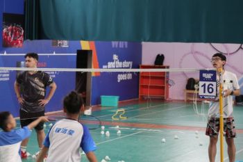 Melatih badminton hingga ke negeri China