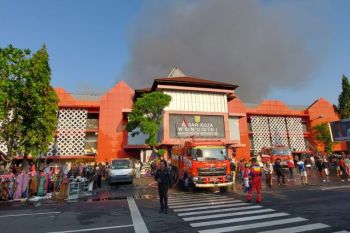 Ratusan unit kios di Pasar Wonogiri ludes terbakar