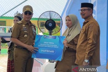 Gubernur bagikan bantuan 285 komputer dan 30 smartboard untuk SMA di Sultra