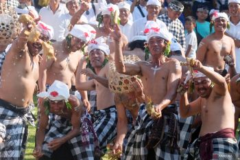 Tradisi Perang Ketupat di Desa Kapal