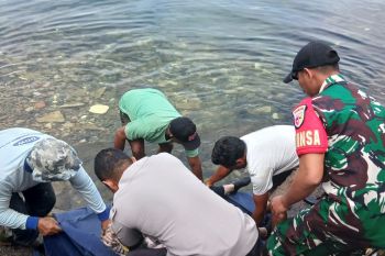 Seorang warga Riau ditemukan mengapung di tepi Danau Maninjau