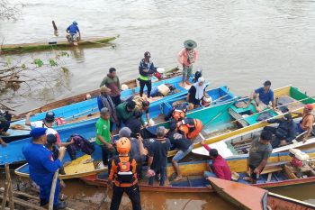 Tim SAR evakuasi jasad wanita yang diterkam buaya di Sungai Konawe Utara