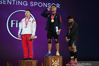 Rizki Juniansyah sabet dua medali emas Kejuaraan Dunia Angkat Besi IWF