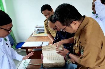 Dinas Kearsipan dan Perpustakaan Barut terima Al Quran tulisan tangan karya ulama lokal