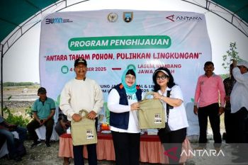 LKBN ANTARA bersama DPR RI menanam 500 bibit buah di Rembang
