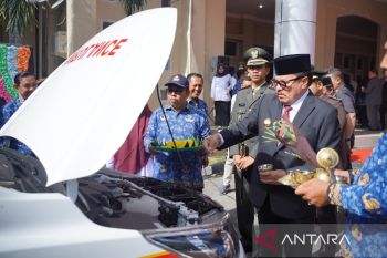 Pemkab Nagan Raya serahkan bantuan ambulans untuk Puskesmas