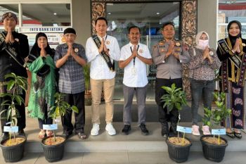 Bank Jateng Jepara bagikan pohon buah pada Hari Pelanggan Nasional