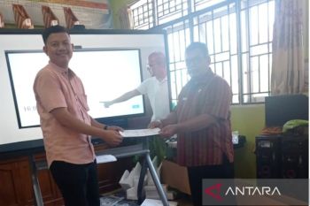54 SD di Sawahlunto dapat interactive flat panel Kemendikbudristek