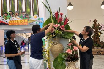 KAI Daop 6 Yogyakarta bersama IPBImenggelar pameran rangkaian bunga di Stasiun Tugu Yogyakarta