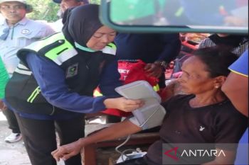 Polres lakukan pemeriksaan kesehatan gratis pada korban gempa Sumenep