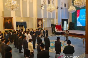 Prabowo melantik Dirgayuza Setiawan-Agung Gumilar sebagai Asisten Khusus