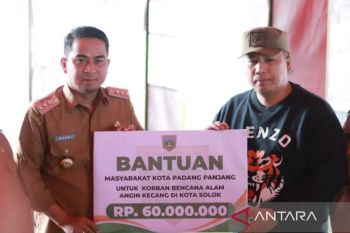Pemkot Solok serahkan bantuan ke warga terdampak bencana hujan badai