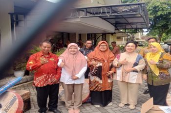 Titiek Soeharto serahkan alsintan pada kelompok tani di Kulon Progo