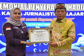 Bupati Kapuas dianugrahi oleh PWI sebagai tokoh peduli pers