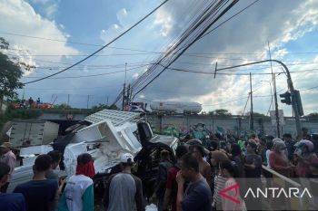 Korban kecelakaan truk terjun di Tol Tangerang meninggal dunia