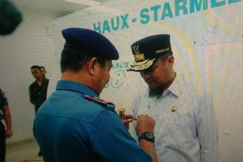 Gubernur Sulsel terima brevet kehormatan Hiperbarik TNI AL
