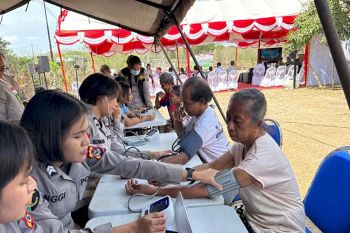 Polda NTT memberikan pelayanan kesehatan gratis kepada warga di Kupang