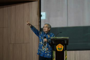 Yudi Latif ajak mahasiswa Unej hidupkan Pancasila di era digital