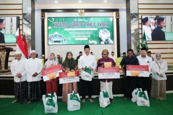 Minister hands aid to families of Al Khoziny Pesantren tragedy victims
