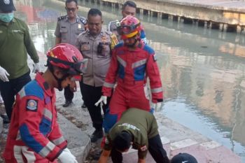 Gulkarmat evakuasi jasad wanita di pinggir kali Jakut