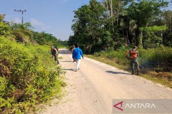 Babinsa bersama warga gotong royong benahi jalan di Samba Kahayan