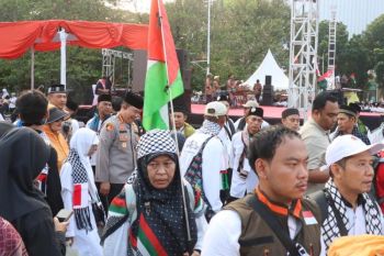 Polisi berpeci hitam kawal aksi bela Palestina di Patung Kuda