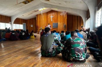 Satgas TNI Yonif 511/DY ikut ibadah Minggu bersama warga pedalaman Papua