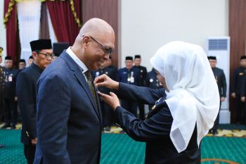 Gubernur Khofifah anugerahkan Lencana Jer Basuki Mawa Beya kepada Akhmad Munir