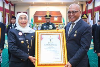 Akhmad Munir dianugerahkan Lencana Jer Basuki Mawa Beya oleh Gubernur Jatim