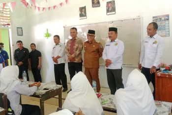Pemkab Pasaman Barat bagikan makan bergizi gratis di MTsN 4 Pasaman