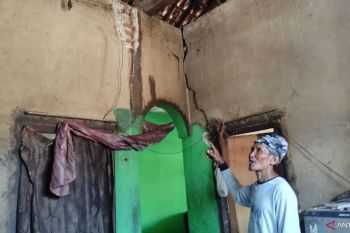 Korban gempa bumi Situbondo masih tidur di tenda darurat