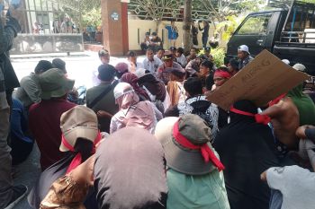 Puluhan warga demo di PN Lombok Timur soal sengketa tanah