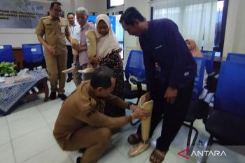 Pemkab Kudus serahkan 27 kaki palsu kepada penyandang disabilitas