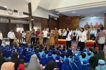 Ribuan anak antusias ikut gerakan makan telur HUT Sulsel