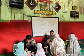 TNI troops teach Quran reading to children in Papua highlands