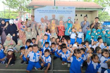 Ratusan anak penerima PKH dan stunting ikut makan telur serentak di Sidrap