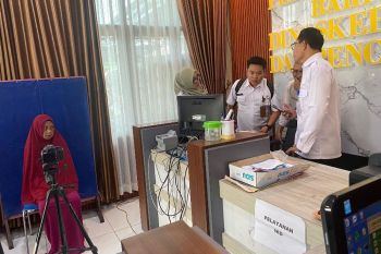 Disdukcapil Barut lakukan pengecekan biometrik bagi warga tanpa identitas