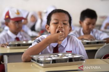 Indonesia banks on free meals, co-ops to reach economic growth target