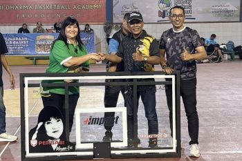 Perbasi Jatim salurkan bantuan ring basket untuk sekolah dan komunitas
