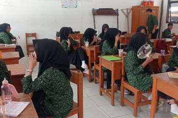 Siswa SMAN 1 Cimarga Lebak mulai bersekolah setelah mogok belajar