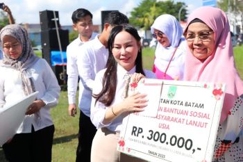 Pemko Batam tambahkan bansos Rp300 ribu/ bulan bagi 749 lansia