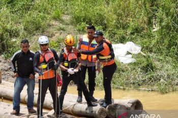Tim SAR evakuasi jenazah tak dikenal mengapung di Sungai Batanghari