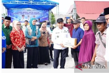 Galeri foto - Gubernur Riau tinjau pasar murah di Bengkalis